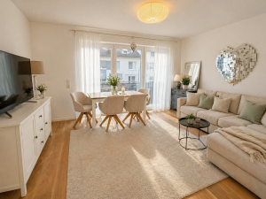 Heller Wohn- und Essbereich mit Sofa und Balkonzugang in Wohnung Mönchengladbach Rheydt