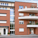 Außenansicht einer modernen vermieteten Eigentumswohnung mit Balkon, Aufzug und Tiefgarage in Mönchengladbach-Rheydt.